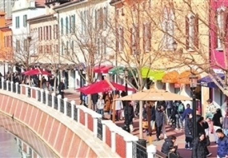 武清区佛罗伦萨小镇人群熙攘 消费热情高涨