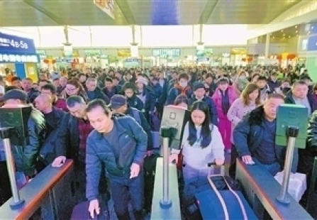 2月2日春运启动 天津站返乡旅客正在检票