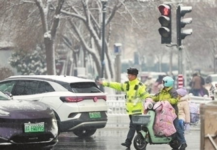 开学首日的温暖坚守