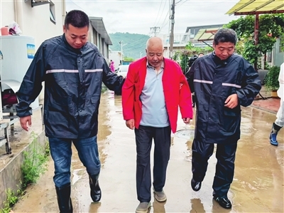 雨中“抢跑”——蓟州区下营镇下营村风险区群众转移进行时