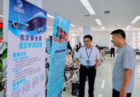 西青区举办“乐业西青 就在人社 戎耀新程 就业护航”招聘会